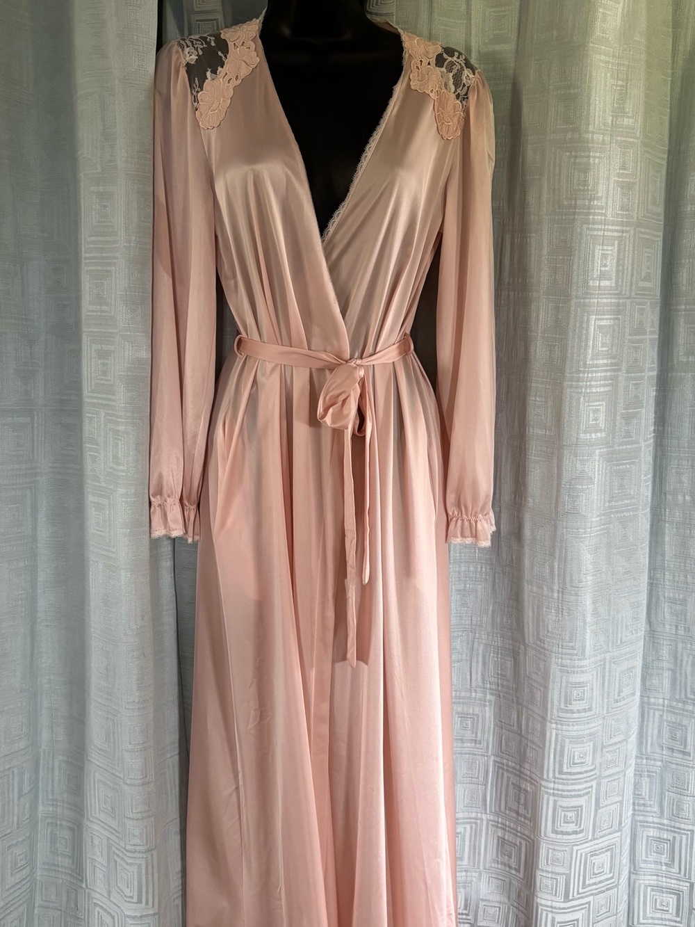 Vintage blush pink nylon robe with lace details Sz XS / S - Picture 7 of 11